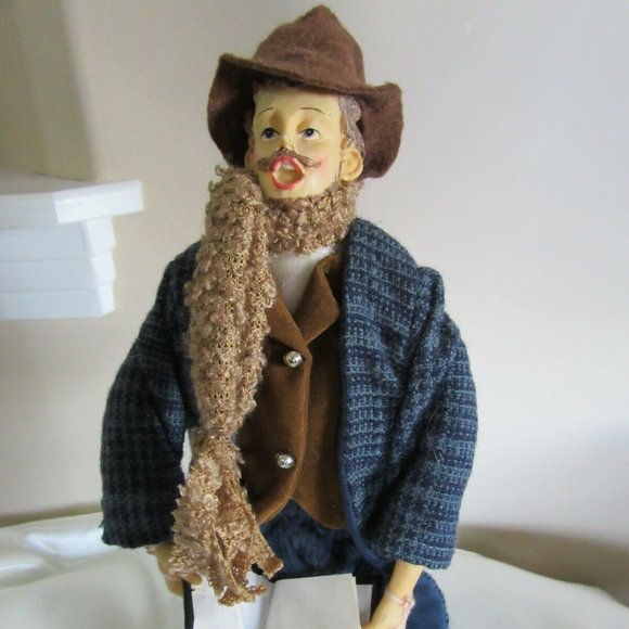 Christmas Caroler     - - Picture 4 of 11